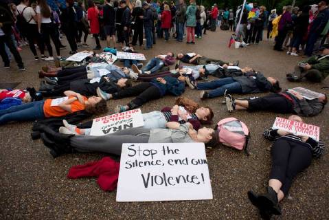 News Bilder des Tages May 19, 2018 - Washington, District of Columbia, U.S - Local high school students stage a lie-in in front of the White House to honor the victims of the Santa Fe High School shooting in Texas. The group is demanding the U.S. president and Congress work to pass gun control legislation. Washington U.S. - ZUMAs226 20180519_zap_s226_004 Copyright: xErinxScottx