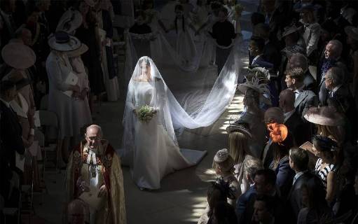 May 19, 2018 - Windsor, GREAT BRITAIN - Meghan Markle walks down the aisle as she arrives for her wedding ceremony to Britain s Prince Harry at St. George s Chapel in Windsor Castle in Windsor, near London, England, Saturday, May 19, 2018. Windsor GREAT BRITAIN - ZUMAp124 20180519_zaa_p124_506 Copyright: xDannyxLawson Poolx