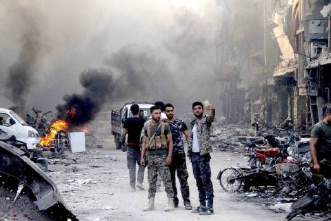 Themen der Woche KW21 Bilder des Tages (180521) -- DAMASCUS, May 21, 2018 -- Syrian soldiers take a selfie in the Hajar al-Aswad district, south of Damascus, Syria, on May 21, 2018, just hours after it was declared free of the Islamic State (IS) militants. For the first time in seven years, Syria s capital Damascus was declared secure and empty of any rebel presence on Monday, following the defeat of the Islamic State (IS) in their last strongholds south of the capital, an achievement that closed the last chapter of war in the Syrian capital. ) SYRIA-DAMASCUS-IS-FINAL DEFEAT HummamxSheikhxAli