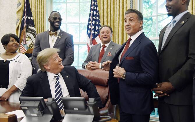 Entertainment Bilder der Woche KW21 Entertainment Bilder des Tages US President Donald Trump acknowledges actor Sylvester Stallone after signing an Executive Grant of Clemency for former heavyweight champion Jack Johnson in the Oval Office of the White House on May 24, 2018 in Washington, DC. Jack Johnson, the first African-American heavyweight champion was jailed a century ago after having a relationship with a white woman.  WAX20180524213 OLIVIERxDOULIERY