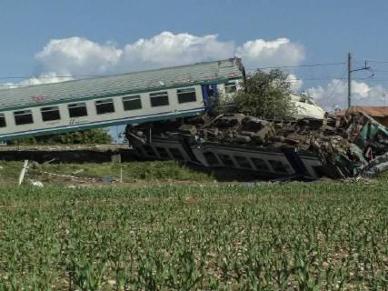 Themen der Woche KW21 Bilder des Tages May 24, 2018 - Caluso, Italy - A regional train plowed into a rig truck that had stopped on the tracks in Caluso, outside Turin. Two people were killed and 20 others injured in the train crash. The incident occurred late on May 23rd when the train hit a large truck that had stopped on the tracks. Caluso Italy - ZUMAg210 20180524_zbp_g210_045 Copyright: xStefanoxGuidix