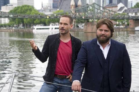 Schauspieler Antoine MONOT Jr. (rechts) in der Rolle des Benni Hornberg, Schauspieler Wanja MUES in der Rolle des Privatdetektivs Leo Oswald, Szenerie auf Leos Hausboot am Suedlichen Mainufer vor der Skyline der Stadt Frankfurt am Main, Ein Fall fuer zwei - Dreharbeiten fuer vier neue Folgen der beliebten ZDF-Krimiserie in Frankfurt, 24.05.2018,