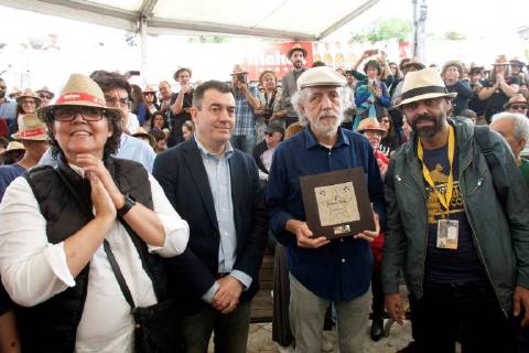 Bilder des Tages Spanish film director Fernando Trueba shows an award during his visit to Cans Festival in Cans, Galicia, Spain, 26 May 2018. Cans Festival !ACHTUNG: NUR REDAKTIONELLE NUTZUNG!  Copyright: xSalvadorxSasx GRAF6480 20180526-636629523684061795