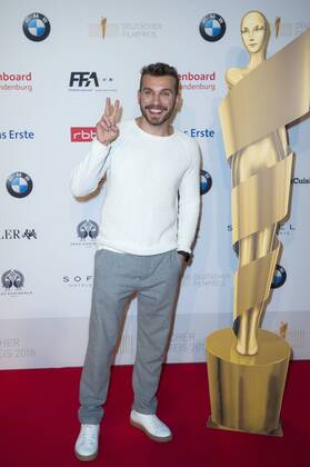 93 DEUTSCHER FILMPREIS 2018 NOMINIERTENABEND , Moderator der Filmpreisgala Edin Hasanovic, Roter Teppich im BMW Haus, Berlin, 07.04.2018 Berlin Deutschland, germany Copyright: xPOP-EYE ChristianxBehringx POPEYE10093274