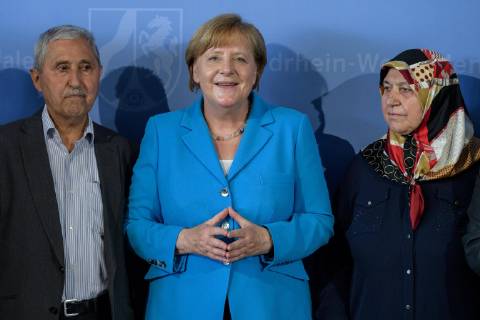 Gedenkfeier anlässlich des 25. Jahrestages des Brandanschlages von Solingen, 29.05.2018 vl: Durmus Genc, Bundeskanzlerin Dr. Angela Merkel und Mevlüde Genc bei Eintrag in das Gästebuch der Landerregierung anlässlich des 25. Jahrestages des Brandanschlags von Solingen am 29.05.2018 in der Staatskanzlei Nordrhein-Westfalen, , Düsseldorf NRW Deutschland Staatskanzlei