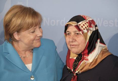 Bundeskanzlerin Angela Merkel (CDU) und Mevluede Genc am Dienstag (29.05.18) vor einer Gedenkveranstaltung zum 25. Jahrestag des Brandanschlags von Solingen in Duesseldorf. Fuenf Frauen und Maedchen der tuerkischstaemmigen Grossfamilie Genc starben in der Nacht zum Pfingstsamstag 1993 in Solingen, nachdem vier junge Neonazis ihr Haus in Brand gesteckt hatten. Bei der Gedenkveranstaltung sprachen auch der nordrhein-westfaelische Ministerpraesident Armin Laschet und der tuerkische Aussenminister Mevluet Cavusoglu. (Siehe epd-Meldung vom 29.05.18) Merkel trifft Mevluede Genc zum 25. Jahrestag des Brandanschlags von Solingen