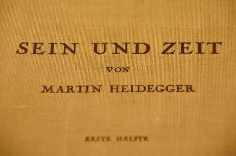Deutschland, Meßkirch, 19.05.2018 Im Erdgeschoss des Schloßes Messkirch, im Ostflügel wurde 2002 mit dem Martin-Heidegger-Museum eine ständige Ausstellung zu Leben und Werk des Philosophen eröffnet. Neben einer Lebenschronik und Stationen der philosophischen Entwicklung Heideggers werden auch die Themen Heidegger als Sohn Meßkirchs und Heidegger und die Kunst gezeigt. Im Martin-Heidegger-Archiv befindet sich dessen Arbeitsbibliothek. Foto: Sein Hauptwerk Sein und Zeit hatte Martin Heidegger 1927 weltberühmt gemacht. Schloß Messkirch