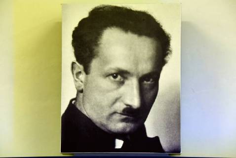 Deutschland, Meßkirch, 19.05.2018 Im Erdgeschoss des Schloßes Messkirch, im Ostflügel wurde 2002 mit dem Martin-Heidegger-Museum eine ständige Ausstellung zu Leben und Werk des Philosophen eröffnet. Neben einer Lebenschronik und Stationen der philosophischen Entwicklung Heideggers werden auch die Themen Heidegger als Sohn Meßkirchs und Heidegger und die Kunst gezeigt. Im Martin-Heidegger-Archiv befindet sich dessen Arbeitsbibliothek. Foto: Blick in die Ausstellung Schloß Messkirch