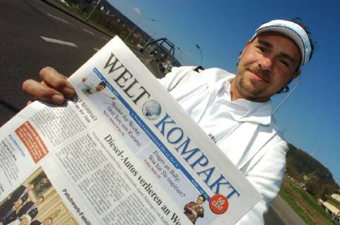 Sacha Beauvoir verteilt am Montag (11.04.2005) auf der Ostspange in Saarbrücken die Zeitung Welt kompakt . Die Bild-Zeitung und die Welt bringen ab Montag im Saarland eigene Regionalausgaben auf den Markt. Die Springer Zeitungen Bild Saarland und Welt-Kompakt Saar treten somit in den Wettbewerb zur Saarbrücker Zeitung und der seit 31. März diesen Jahres erscheinden 20 Cent, die beide aus dem Verlagshaus Holtzbrink stammen.