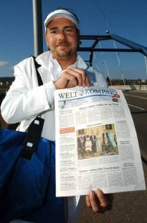 Sacha Beauvoir verteilt am Montag (11.04.2005) auf der Ostspange in Saarbrücken die Zeitung Welt kompakt . Die Bild-Zeitung und die Welt bringen ab Montag im Saarland eigene Regionalausgaben auf den Markt. Die Springer Zeitungen Bild Saarland und Welt-Kompakt Saar treten somit in den Wettbewerb zur Saarbrücker Zeitung und der seit 31. März diesen Jahres erscheinden 20 Cent, die beide aus dem Verlagshaus Holtzbrink stammen.