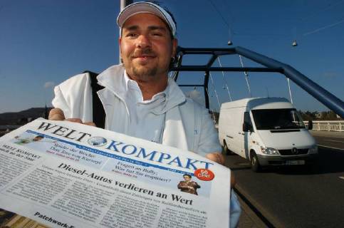 Sacha Beauvoir verteilt am Montag (11.04.2005) auf der Ostspange in Saarbrücken die Zeitung Welt kompakt . Die Bild-Zeitung und die Welt bringen ab Montag im Saarland eigene Regionalausgaben auf den Markt. Die Springer Zeitungen Bild Saarland und Welt-Kompakt Saar treten somit in den Wettbewerb zur Saarbrücker Zeitung und der seit 31. März diesen Jahres erscheinden 20 Cent, die beide aus dem Verlagshaus Holtzbrink stammen.