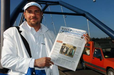 Sacha Beauvoir verteilt am Montag (11.04.2005) auf der Ostspange in Saarbrücken die Zeitung Welt kompakt . Die Bild-Zeitung und die Welt bringen ab Montag im Saarland eigene Regionalausgaben auf den Markt. Die Springer Zeitungen Bild Saarland und Welt-Kompakt Saar treten somit in den Wettbewerb zur Saarbrücker Zeitung und der seit 31. März diesen Jahres erscheinden 20 Cent, die beide aus dem Verlagshaus Holtzbrink stammen.