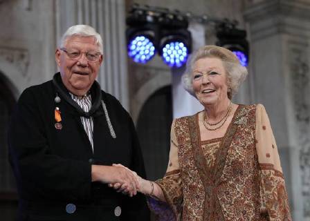 30-05-2018 Amsterdam Princess Beatrix with Piet de Boer during the award ceremony of the silver carnation ( zilveren anjers) of the Prince Bernard culturefoundation at the royal palace in Amsterdam. The silver carnation is annually awarded to individuals who voluntarily worked for culture and nature conservation.  Copyright: xPPEx