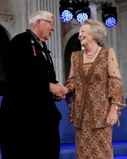 30-05-2018 Amsterdam Princess Beatrix with Piet de Boer during the award ceremony of the silver carnation ( zilveren anjers) of the Prince Bernard culturefoundation at the royal palace in Amsterdam. The silver carnation is annually awarded to individuals who voluntarily worked for culture and nature conservation.  Copyright: xPPEx