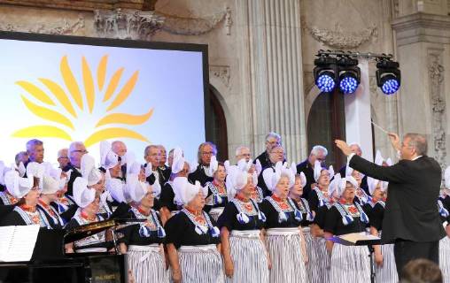 30-05-2018 Amsterdam Choir of Volendam during the award ceremony of the silver carnation ( zilveren anjers) of the Prince Bernard culturefoundation at the royal palace in Amsterdam. The silver carnation is annually awarded to individuals who voluntarily worked for culture and nature conservation.  Copyright: xPPEx