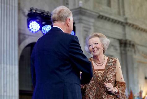 30-05-2018 Amsterdam Princess Beatrix with Hans van der Ven during the award ceremony of the silver carnation ( zilveren anjers) of the Prince Bernard culturefoundation at the royal palace in Amsterdam. The silver carnation is annually awarded to individuals who voluntarily worked for culture and nature conservation.  Copyright: xPPEx