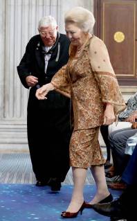 30-05-2018 Amsterdam Princess Beatrix with Piet de Boer during the award ceremony of the silver carnation ( zilveren anjers) of the Prince Bernard culturefoundation at the royal palace in Amsterdam. The silver carnation is annually awarded to individuals who voluntarily worked for culture and nature conservation.  Copyright: xPPEx