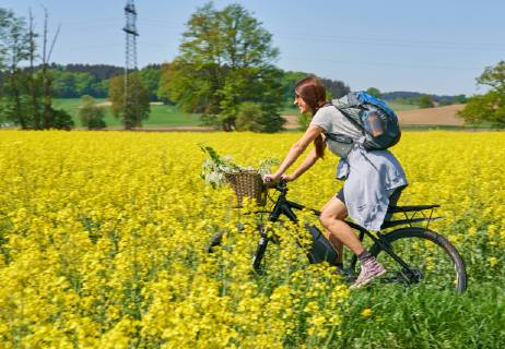 MODEL RELEASED Junge Frau macht eine Radtour auf einem eBike, Mountainbike in Pfaffenhofen an der Ilm, Deutschland am 29.04.2018