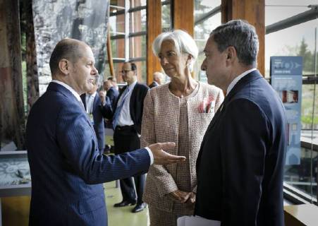 News Bilder des Tages Bundesfinanzminister Olaf Scholz, SPD, im Gespraech mit Christine Lagarde, Direktorin des Internationalen Waehrungsfonds IWF, und Mario Draghi, Praesident der Europaeischen Zentralbank, in einer Sitzungspause beim G7 Treffen der Finanzminister und Notenbankgouverneure in Whistler, Kanada. 01.06.2018, Whistler Kanada