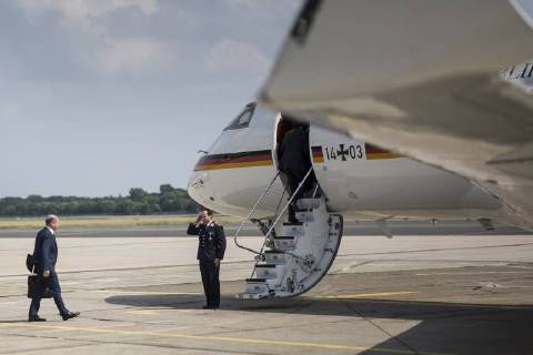 News Bilder des Tages Bundesfinanzminister Olaf Scholz, SPD, betritt das Regierungsflugzeug, das ihn nach Den Haag in den Niederlanden bringen wird. Berlin, 04.06.2018. Berlin Germany Copyright: xFlorianxGaertnerx