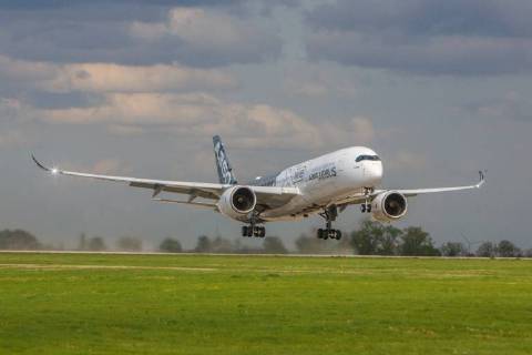 DEU, Deutschland, Brandenburg, Schönefeld, 25.04.2018: ILA Berlin Air Show, Internationale Luft- und Raumfahrtausstellung Berlin - F-WWCF Airbus Industrie Airbus A350-941 - Flugvorführung