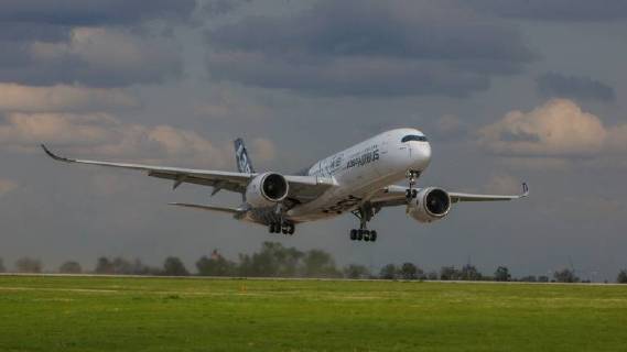 DEU, Deutschland, Brandenburg, Schönefeld, 25.04.2018: ILA Berlin Air Show, Internationale Luft- und Raumfahrtausstellung Berlin - F-WWCF Airbus Industrie Airbus A350-941 - Flugvorführung