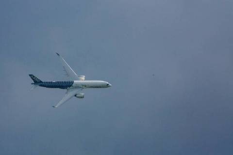 DEU, Deutschland, Brandenburg, Schönefeld, 25.04.2018: ILA Berlin Air Show, Internationale Luft- und Raumfahrtausstellung Berlin - F-WWCF Airbus Industrie Airbus A350-941 - Flugvorführung