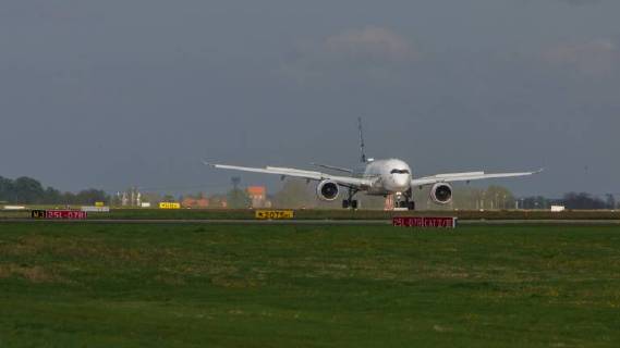 DEU, Deutschland, Brandenburg, Schönefeld, 25.04.2018: ILA Berlin Air Show, Internationale Luft- und Raumfahrtausstellung Berlin - F-WWCF Airbus Industrie Airbus A350-941 - Flugvorführung