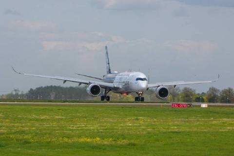 DEU, Deutschland, Brandenburg, Schönefeld, 25.04.2018: ILA Berlin Air Show, Internationale Luft- und Raumfahrtausstellung Berlin - F-WWCF Airbus Industrie Airbus A350-941 - Flugvorführung