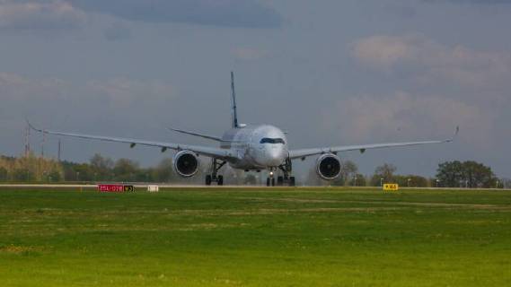DEU, Deutschland, Brandenburg, Schönefeld, 25.04.2018: ILA Berlin Air Show, Internationale Luft- und Raumfahrtausstellung Berlin - F-WWCF Airbus Industrie Airbus A350-941 - Flugvorführung