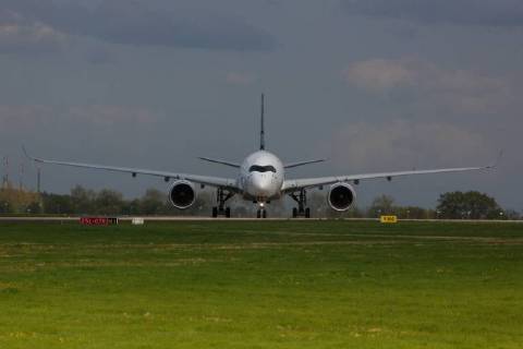 DEU, Deutschland, Brandenburg, Schönefeld, 25.04.2018: ILA Berlin Air Show, Internationale Luft- und Raumfahrtausstellung Berlin - F-WWCF Airbus Industrie Airbus A350-941 - Flugvorführung