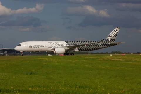 DEU, Deutschland, Brandenburg, Schönefeld, 25.04.2018: ILA Berlin Air Show, Internationale Luft- und Raumfahrtausstellung Berlin - F-WWCF Airbus Industrie Airbus A350-941 - nach der Flugvorführung