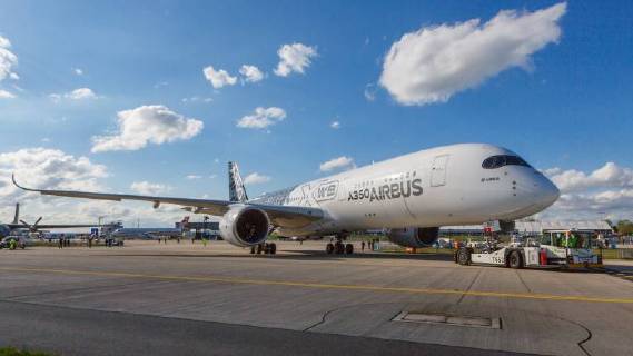 DEU, Deutschland, Brandenburg, Schönefeld, 25.04.2018: ILA Berlin Air Show, Internationale Luft- und Raumfahrtausstellung Berlin - F-WWCF Airbus Industrie Airbus A350-941 - nach der Flugvorführung wird der Airbus auf einer Parkposition abgestellt