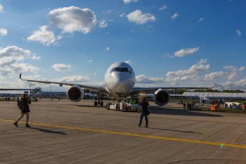 DEU, Deutschland, Brandenburg, Schönefeld, 25.04.2018: ILA Berlin Air Show, Internationale Luft- und Raumfahrtausstellung Berlin - F-WWCF Airbus Industrie Airbus A350-941 - nach der Flugvorführung wird der Airbus auf einer Parkposition abgestellt
