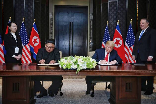 News Themen der Woche KW24 News Bilder des Tages (180612) -- SINGAPORE, June 12, 2018 -- Top leader of the Democratic People s Republic of Korea (DPRK) Kim Jong Un (2nd L) and U.S. President Donald Trump (2nd R) sign a joint statement in Singapore on June 12, 2018. Ministry of Communication and Information of Singapore) (dtf) SINGAPORE-DPRK-U.S.-SUMMIT LixPeng 