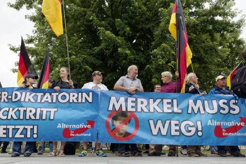 News Themen der Woche KW24 News Bilder des Tages AfD-Demonstranten vor dem Kanzleramt 2018-06-13, Berlin, Deutschland - Am Abend nach dem Integrationsgipfel im Kanzleramt fordert eine Gruppe von AfD-Anhängern vor dem Kanzleramt den Rücktritt der Bundeskanzlerin, die sie als Kanzler-Diktatorin bezeichnen.