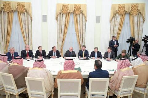 News Bilder des Tages MOSCOW, RUSSIA – JUNE 14, 2018: Dmitry Shugayev, Director of the Federal Service for Military and Technical Cooperation and Rostec Supervisory Board member, Russian Direct Investment Fund CEO Kirill Dmitriev, Russia s Industry and Trade Minister Denis Manturov, Russia s Foreign Minister Sergei Lavrov, and Russia s President Vladimir Putin (L-R), Russia s Chechen Republic head Ramzan Kadyrov, Russia s Energy Minister Alexander Novak, Russian Presidential Aide Yuri Ushakov (R-L) during a meeting with Saudi Arabia s Crown Prince Mohammed Bin Salman Al Saud at the Moscow Kremlin. Alexei Druzhinin Russian Presidential Press and Information Office TASS TS0841EE