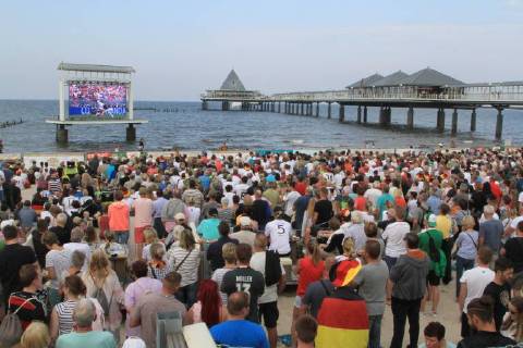 News Themen der Woche KW24 News Bilder des Tages Blick am Sonntag (17.06.2018) in Heringsdorf (Landkreis Vorpommern Greifswald) Insel Usedom auf den Fußballstrand beim Public Viewing während der Fußballweltmeisterschaft in Russland und dem Spiel Deutschland Mexiko.