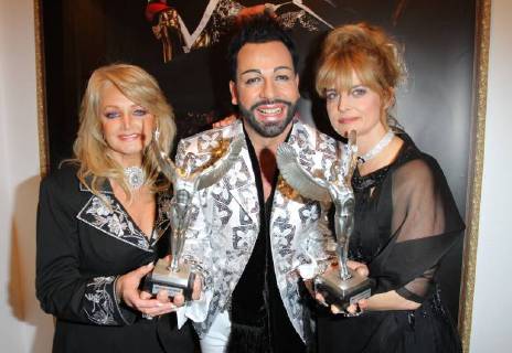 Gloeckler Party 29.11.2009 Saengerin Bonnie Tyler (Gaynor Hopkins) + Modedesigner Harald Gloeckler (Glöckler, Glööckler) + Nastassja Kinski (geb. Nastassja Aglaia Nakszynski) bei der ersten Verleihung seiner Harald-Glöckler-Engel im Rahmen seiner Christmast-Party in seinem Show-Room, Heerstrasse 2, Berlin - 29.11.2009 -