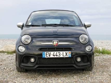 Abarth 595 C Turismo (auf Basis Fiat 500C 500 Cabrio, Farbe: Scorpione Schwarz Metallic, Modelljahr 2018, facelift, Kleinwagen) an der Küste (Strand, Steinstrand, Kiesstrand) an der Côte d Azur (Frankreich).