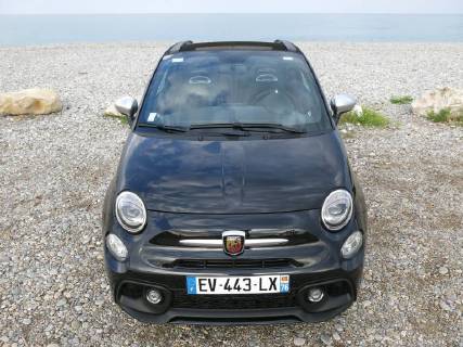 Abarth 595 C Turismo (auf Basis Fiat 500C 500 Cabrio, Farbe: Scorpione Schwarz Metallic, Modelljahr 2018, facelift, Kleinwagen) an der Küste (Strand, Steinstrand, Kiesstrand) an der Côte d Azur (Frankreich).