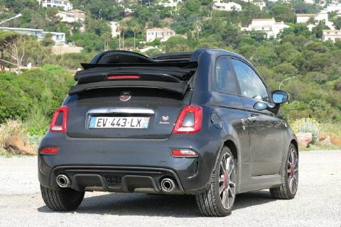 Abarth 595 C Turismo (auf Basis Fiat 500C 500 Cabrio, Farbe: Scorpione Schwarz Metallic, Modelljahr 2018, facelift, Kleinwagen) in den Bergen an der Côte d Azur (Frankreich).