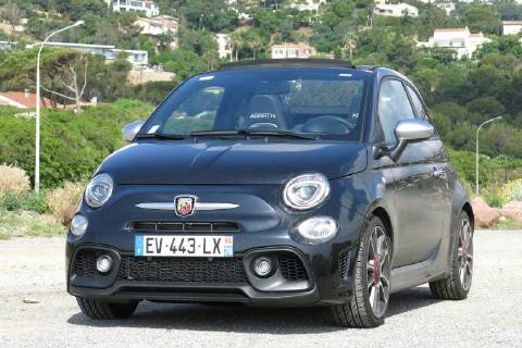 Abarth 595 C Turismo (auf Basis Fiat 500C 500 Cabrio, Farbe: Scorpione Schwarz Metallic, Modelljahr 2018, facelift, Kleinwagen) in den Bergen an der Côte d Azur (Frankreich).
