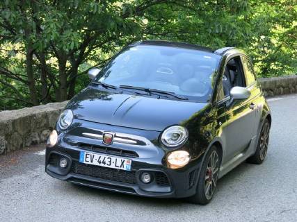 Abarth 595 C Turismo (auf Basis Fiat 500C 500 Cabrio, Farbe: Scorpione Schwarz Metallic, Modelljahr 2018, facelift, Kleinwagen) auf einer kleinen Strasse in den Bergen an der Côte d Azur, Col de Turini (Frankreich).