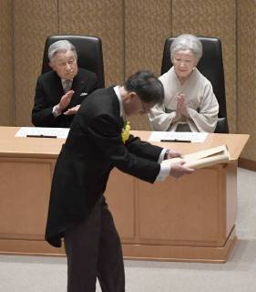 News Bilder des Tages Japan emperor, empress attend Japan Academy award ceremony Japanese Emperor Akihito (L) and Empress Michiko (R) applaud as University of Tokyo professor Takeshi Matsumura receives the Imperial Prize and Japan Academy Prize for his study on French in the Middle Ages during a ceremony in Tokyo on June 25, 2018. 