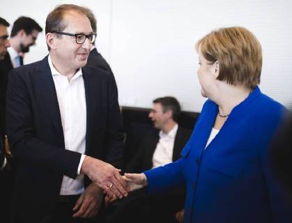 News Themen der Woche News-Bilder des Tages Bundeskanzlerin Angela Merkel, CDU begrusst Alexander Dobrindt, CSU vor einer Fraktionssitzung der CDU CSU in Berlin. 02.07.2018. Berlin Deutschland