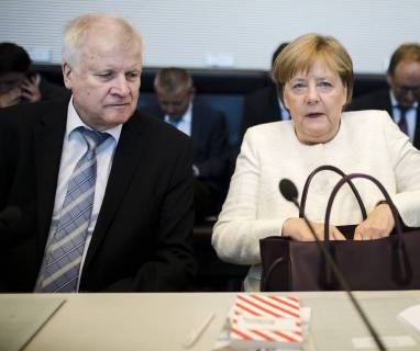 News Themen der Woche News-Bilder des Tages Bundeskanzlerin Angela Merkel, CDU begruesst Bundesinnenminister Horst Seehofer, CSU vor einer Fraktionssitzung der CDU CSU Fraktion. Berlin. 03.07.2018. Berlin Deutschland