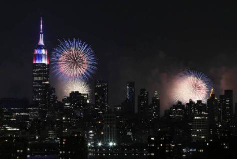 News Themen der Woche News Bilder des Tages Fireworks explode over the Empire State Building and the Manhattan Skyline for Macy s 4th of July Fireworks Spectacular on Independence Day in New York City on July 4, 2018.  NYP20180704154 JOHNxANGELILLO