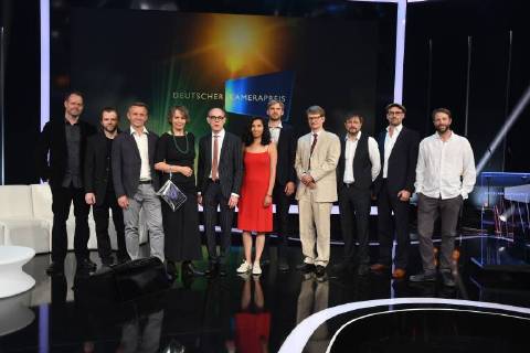Entertainment Bilder des Tages Gruppenbild mit allen Preisträgern und Christoph Augenstein (5.v.l.) posiert am 07.07.2018 in Köln bei einem Fototermin zur Verleihung des 28. Deutschen Kamerapreis in Köln.