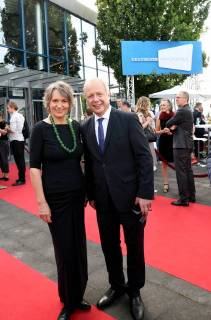 Die Ehrenpreisträgerin Birgit Gudjonsdottir und der WDR Intendant Tom Buhrow posiert am 07.07.2018 in Köln bei einem Fototermin zur Verleihung des 28. Deutschen Kamerapreis in Köln.